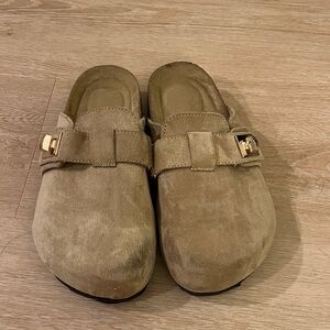 Dream Pairs Tan Suede Buckle Clogs